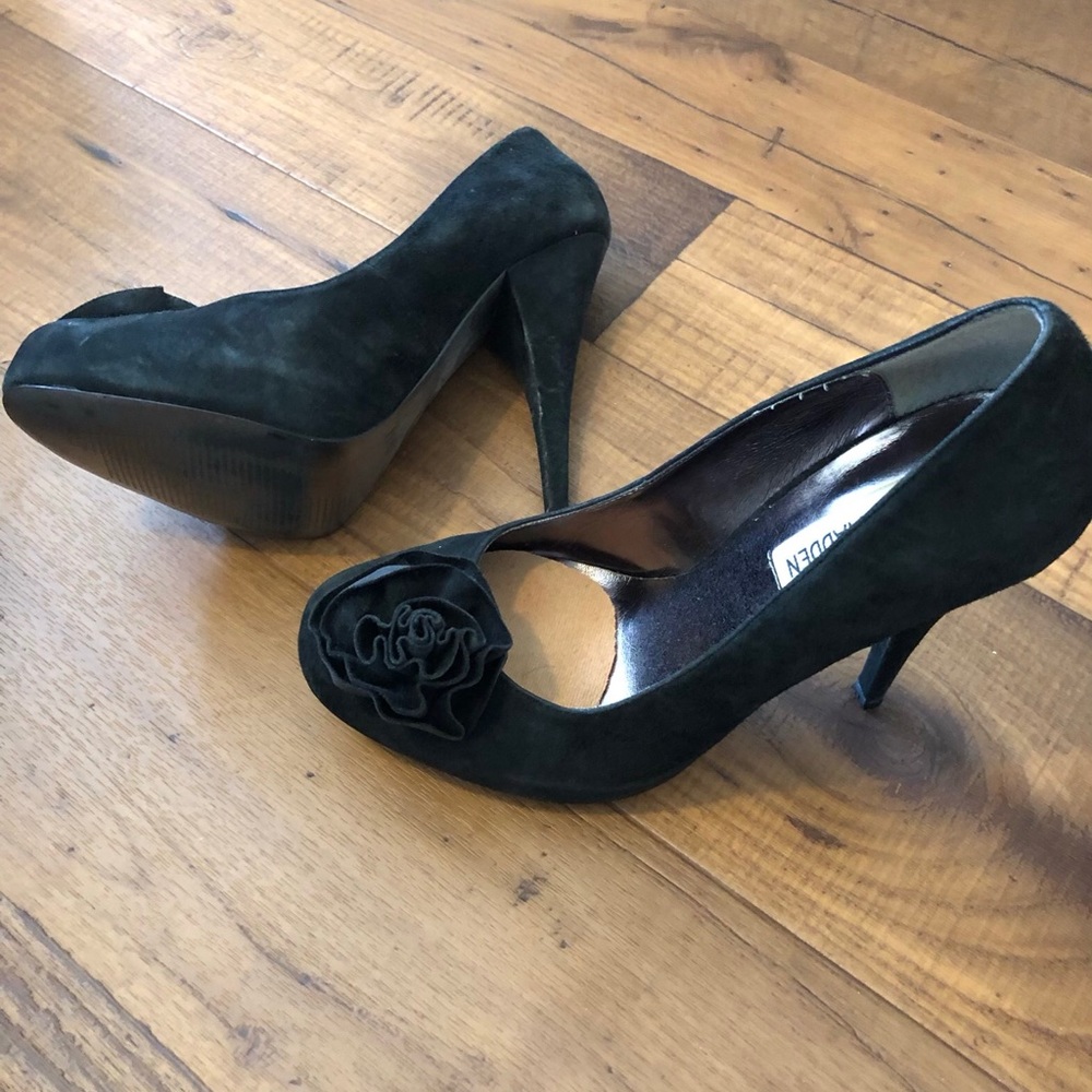 Steve Madden black Suede Pump